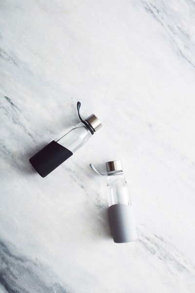 Vinga Lean bottle borosilicate glass, silicone - Grey