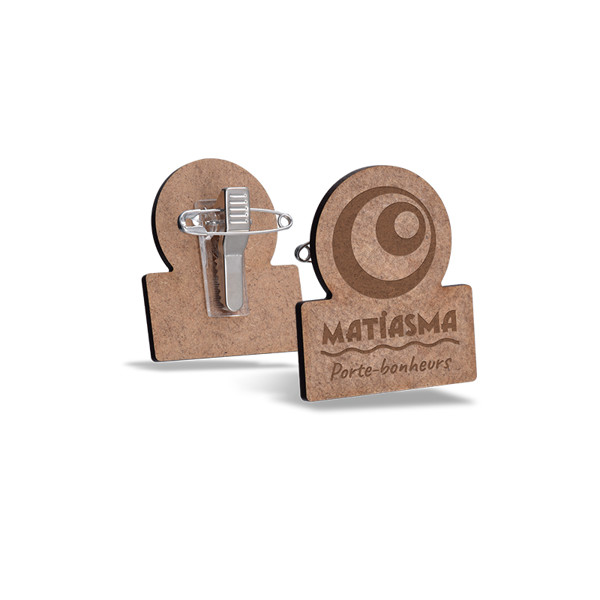 BADGE SUR-MESURE EN MDF EP 3 mm AVEC PINCE-EPINGLE MAXI 20 cm2