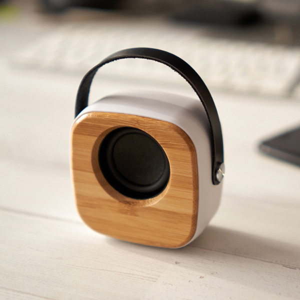 Altavoz inalámbrico personalizado de bambú y ABS 3W con asa de polipiel