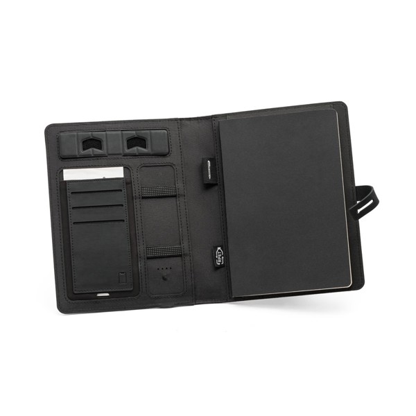 EMERGE A5 FOLDER. Porte documents A5 en 300D polyester recyclé (100% rPET) avec chargeur sans fil