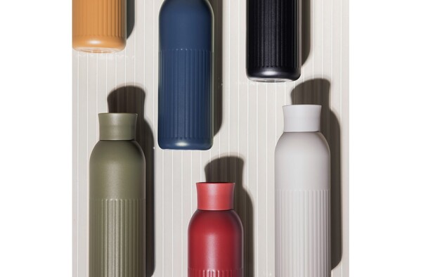 Sagaform Tekla Bouteille en acier avec bouchon poussoir (recyclé) 500 ml - Rouge foncé