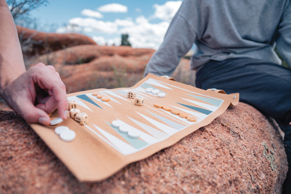 Britton faltbares Backgammon und Damespiel Set aus Kork