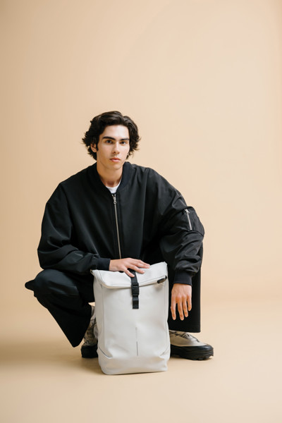 Voděodolný batoh Urban s klopou - Off White / Černá