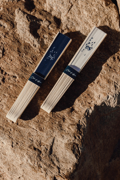 VINGA Out of office hand fan - White / Navy