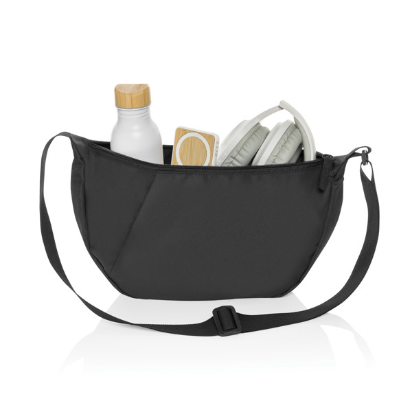 Crossbody Crescent XL z RPET AWARE™  ve tvaru půlměsíce - Černá