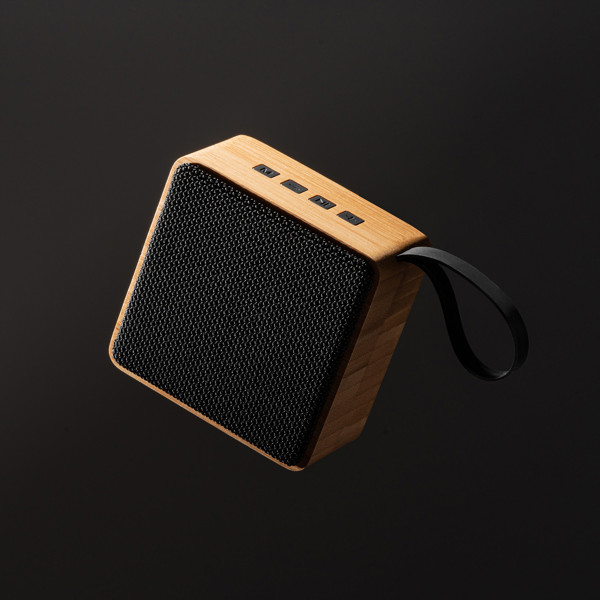 Personalised wireless speaker in bamboo and RPET with hands-free function