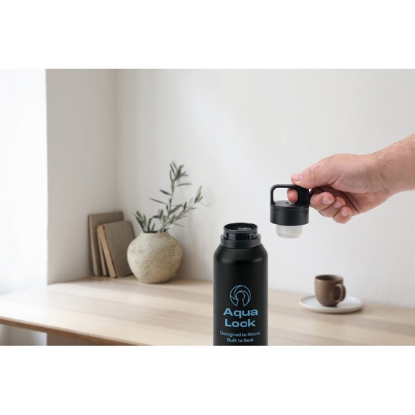 NICKLAUS. Bouteille en acier inoxydable (91% recyclé) avec double paroi isolée sous vide 590 mL - Noir