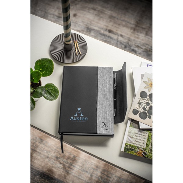 AUSTEN A5. Agenda A5 em PU (58% reciclado) e poliéster reciclado (100% rPET) 300D