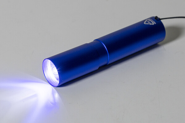 Lampe de poche rechargeable en aluminium recyclé Chargelight Tone - Bleu