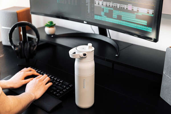 Láhev BRITA LARQ iQ Track s čištěním a filtrací vody, 680 ml - Bílá