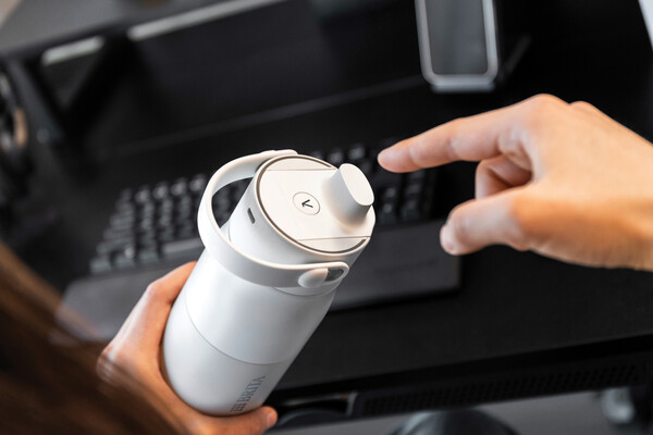 Láhev BRITA LARQ iQ Track s čištěním a filtrací vody, 680 ml - Bílá