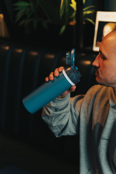 Uzavíratelná láhev Omni Sip 720ml z RCS recyklované oceli - Modrá
