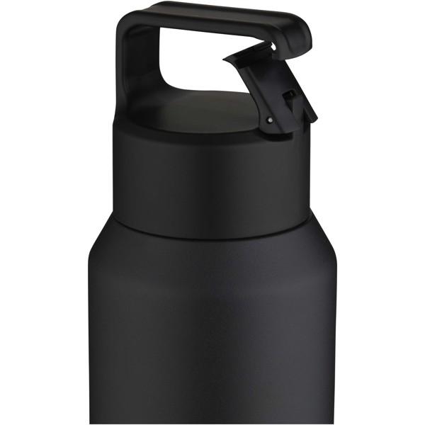 Vákuovo izolovaná medená fľaša na vodu Astra 600 ml RCS z recyklovanej nehrdzavejúcej ocele (bezpečná pre sýtené nápoje) - Čierna