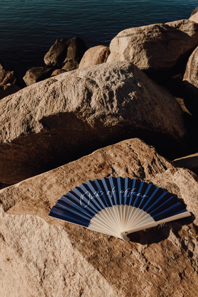 Ruční ventilátor VINGA Out of office - Námořní Modř / Bílá