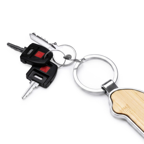 Llavero personalizado de bambú con forma de casa y acabado metálico