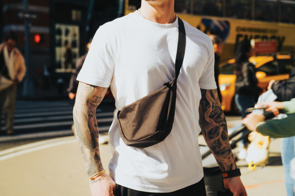 Sac banane en bandoulière en rPET AWARE™ Crescent - Noir