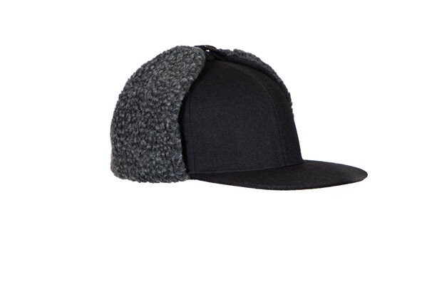 9082 Cap with earflaps BLACK ONE SIZE