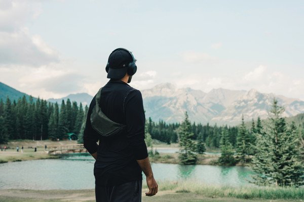 Sac banane en bandoulière en rPET AWARE™ Crescent - Kaki