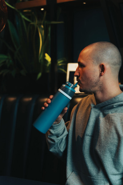 Plastenka Omni Sip 720 ml, reciklirano jeklo, na zaklepanje - Črna