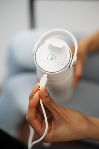 Láhev BRITA LARQ iQ Track s čištěním a filtrací vody, 680 ml - Bílá