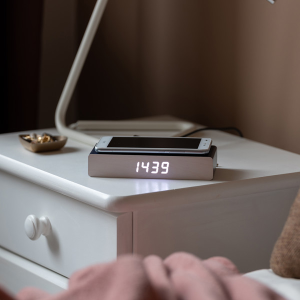 Nesna wireless charger with clock