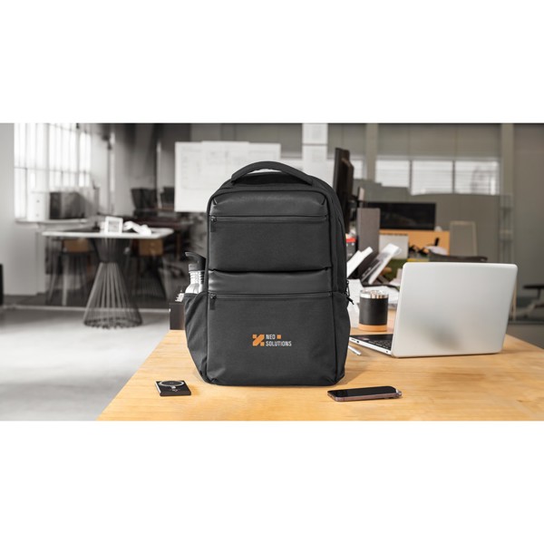 COPENHAGEN. Vodoodpudivý batoh z recyklovaného kepru s dvoma veľkými prednými vreckami 17"