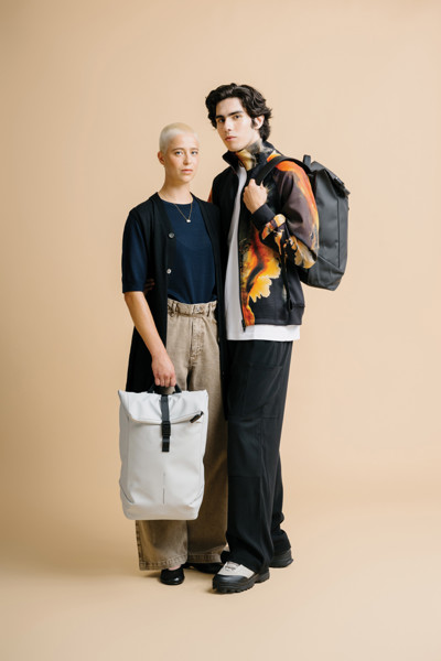Voděodolný batoh Urban s klopou - Off White / Černá