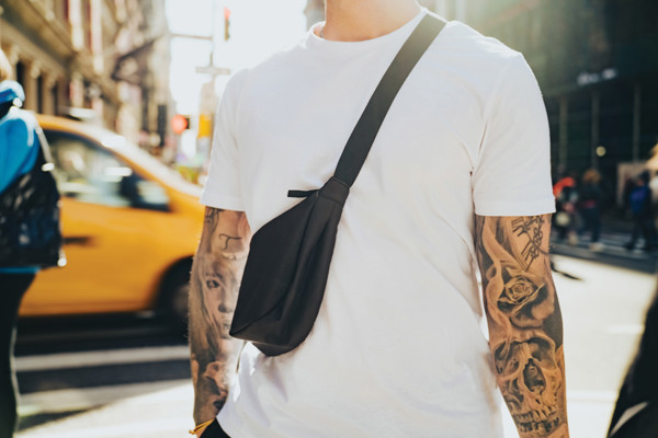 Sac banane en bandoulière en rPET AWARE™ Crescent - Noir