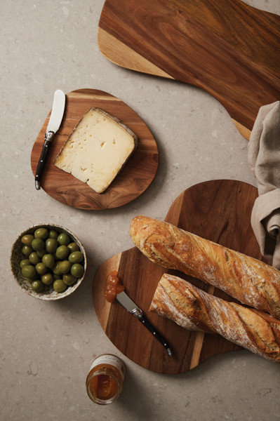 Vinga Veia serving board FSC acacia wood
