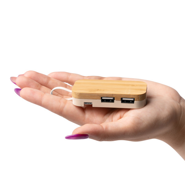 Hub USB personalizado de bambú con soporte para dispositivo y 4 puertos (2 USB-A y 2 USB-C)