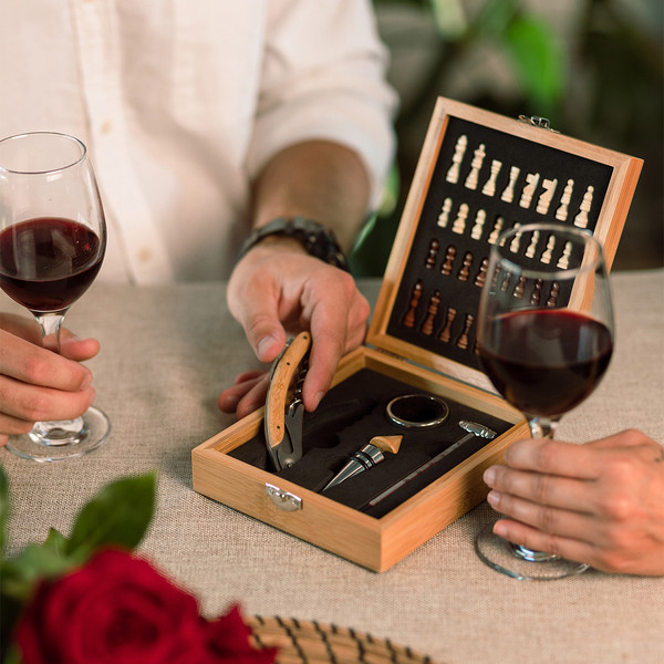 Abruzzo chess and wine set