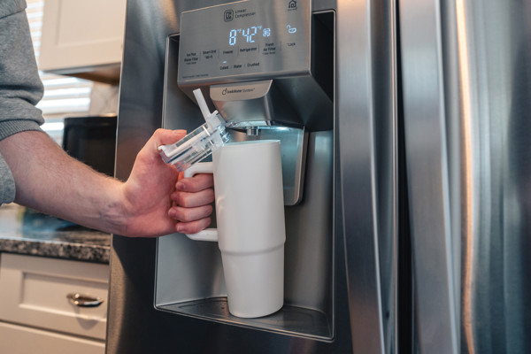 Kozarec Tana 900 ml, dvojna stena iz reciklirane plastike - Bela