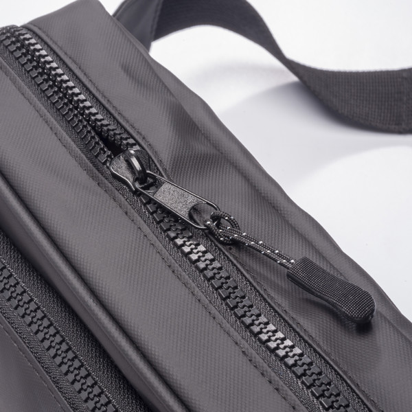 Marsupio In Poliestere Water Resistant. Tasca Frontale Con Cerniera E Cintura Regolabile
