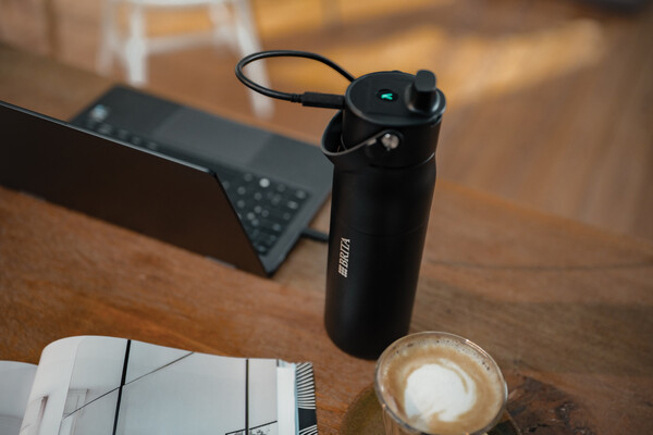Láhev BRITA LARQ iQ Track s čištěním a filtrací vody, 680 ml - Černá