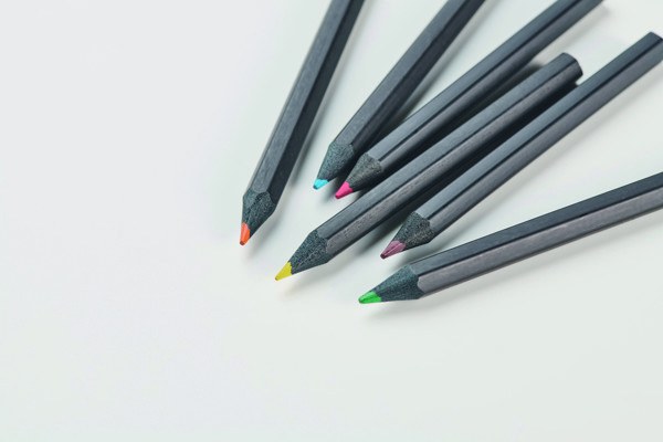 6 crayons de couleur Negro