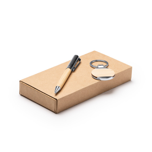 Set bolígrafo y llavero personalizado de bambú con detalles metálicos en estuche eco