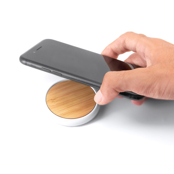 Cargador inalámbrico personalizado de bambú y ABS 5W con puerto USB-C