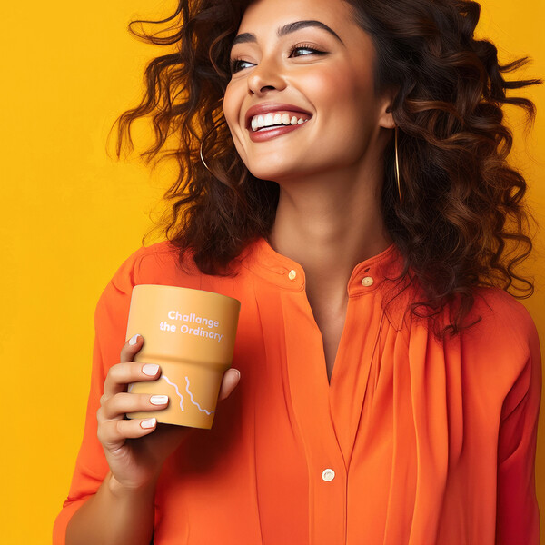 Porcelanasta skodelica Freddo, oblika, ki jo je mogoče zložiti na enega