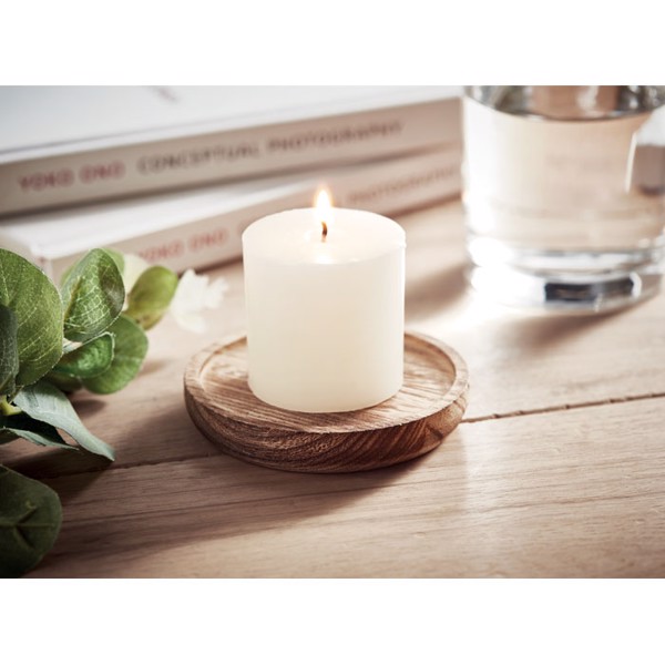 Candle on round wooden base Pentas