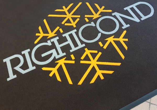 Mat with print, for indoor and outdoor covered areas