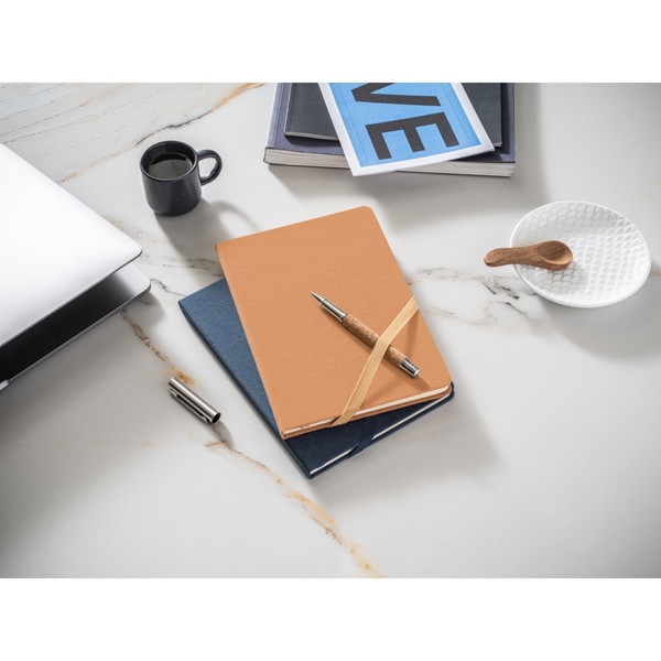 HUXLEY. Zápisník A5, vyrobený z voděodolného papíru, s linkovanými stránkami vyrobenými z materiálu certifikovaného FSC™ a dalších kontrolovaných materiálů - Černá