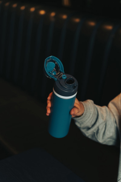 Uzavíratelná láhev Omni Sip 720ml z RCS recyklované oceli - Modrá