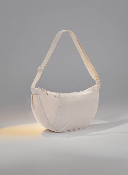 Crossbody Crescent XL z RPET AWARE™  ve tvaru půlměsíce - Béžová