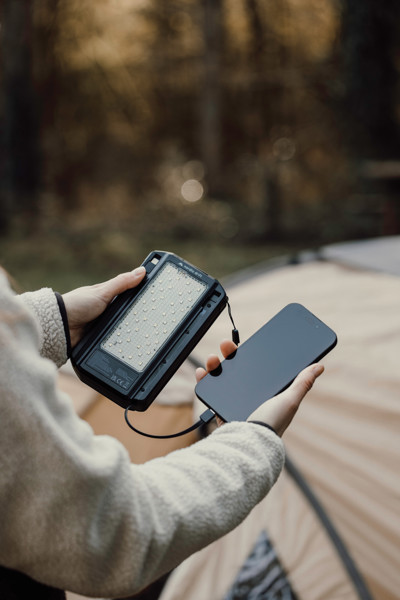 Nordic Drift Titan 10.000mAh solar powerbank with 3 panels