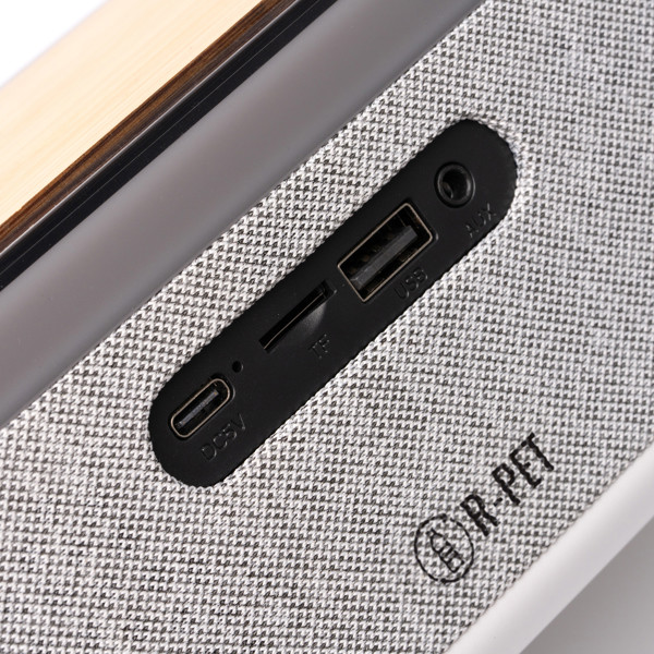 Altavoz inalámbrico personalizado de bambú y RPET con despertador, lámpara y carga inalámbrica 10W