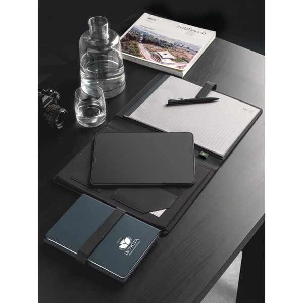 SANDERSON FOLDER. Pasta A4 em PU (50% reciclado) com fecho magnético e bloco de notas com páginas pautadas