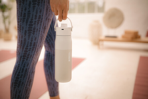 Láhev BRITA LARQ iQ Track s čištěním a filtrací vody, 680 ml - Bílá