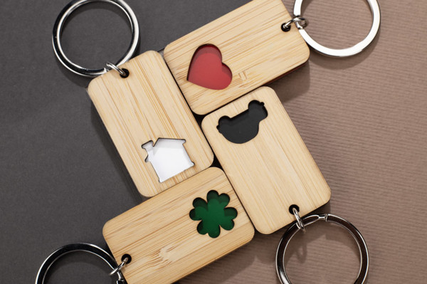 Bamboo keychain CARVE - white