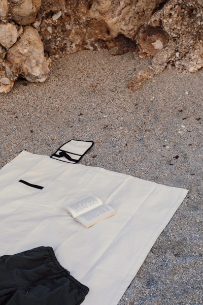 Plážová pikniková deka VINGA Volonne z recykl. canvas AWARE™ - Off White / Černá