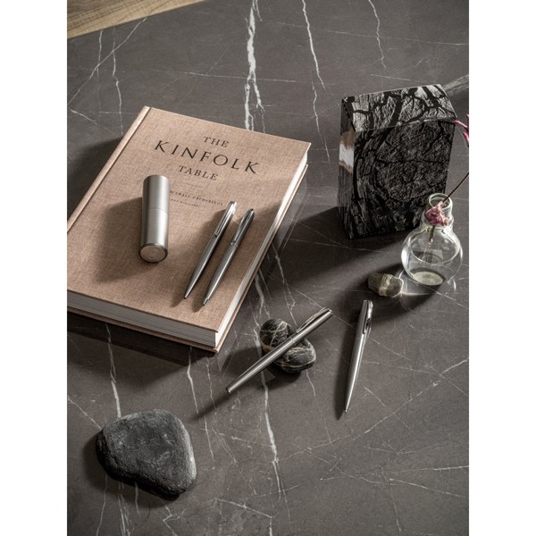 CHRIS. Guľôčkové pero s telom z nehrdzavejúcej ocele (53 % rSS) s klipom